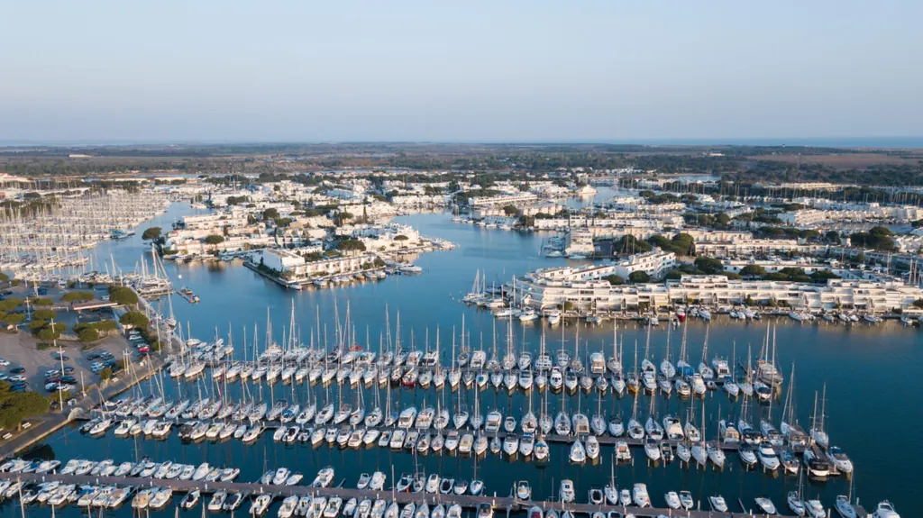 Vue aérienne de Port Camargue et de ses marinas