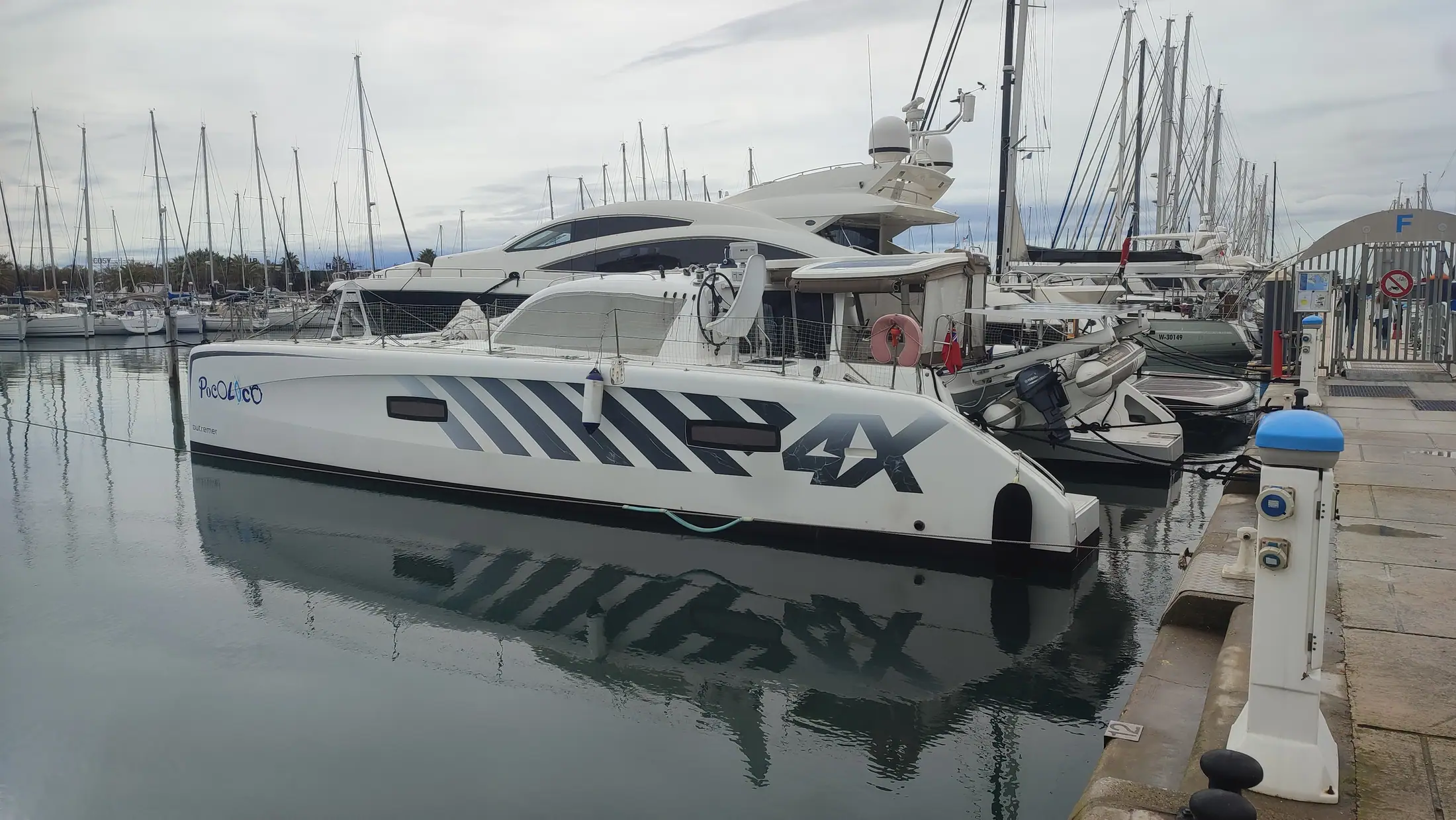 Yacht à moteur amarré dans une marina