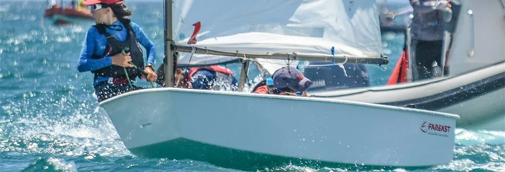 Dériveur Optimist naviguant sous voile