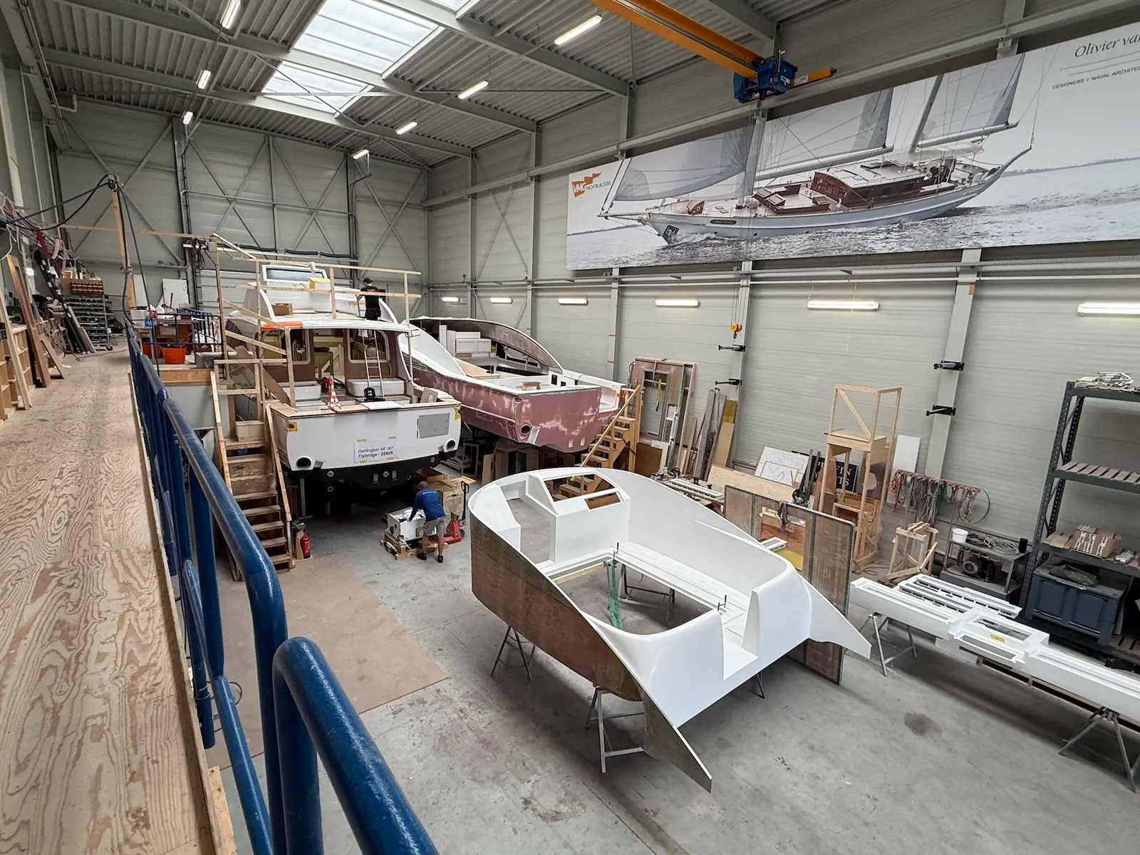 Bateaux en construction dans un chantier naval