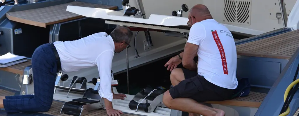 Inspection d’un équipement lors de la livraison d’un bateau