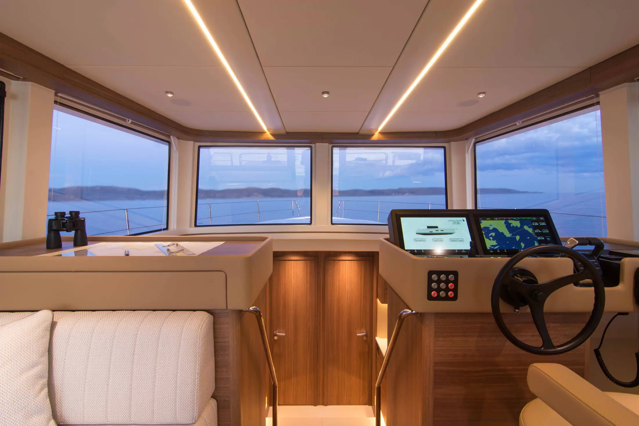 Poste de pilotage intérieur d’un yacht moderne