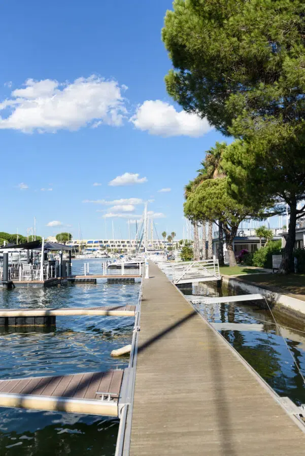 Ponton et marina à Port Camargue