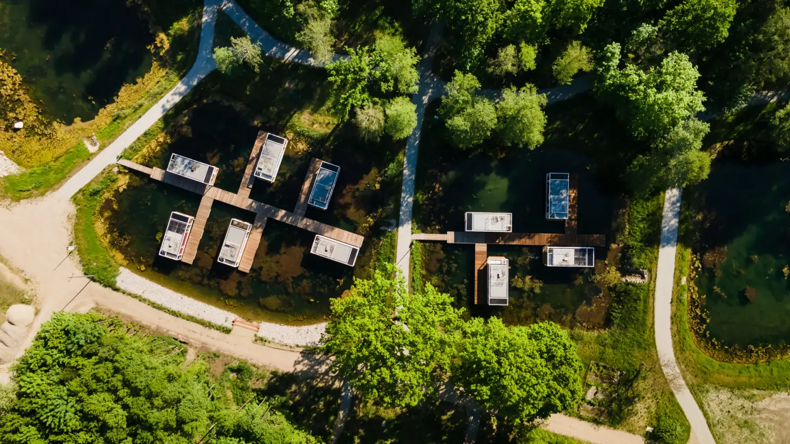 Vue aérienne d’un ensemble de houseboats reliés par des pontons