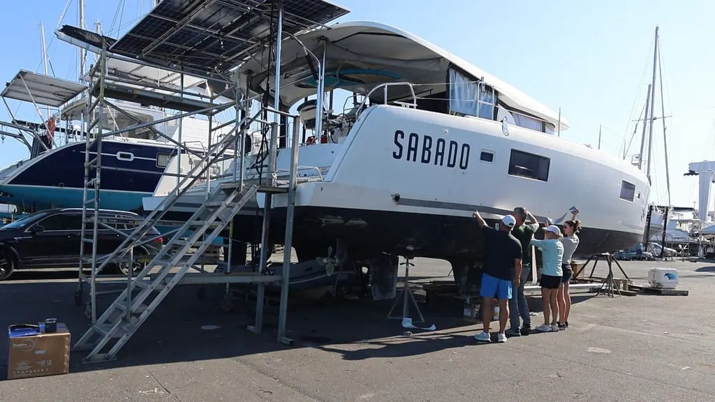 Inspection d’un catamaran au chantier pour le compte de son propriétaire