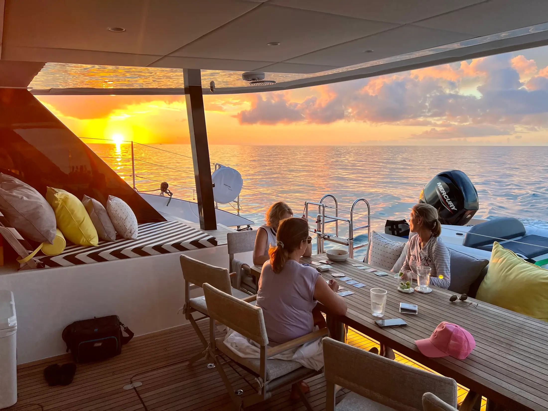 Plage arrière d’un catamaran de charter au coucher du soleil
