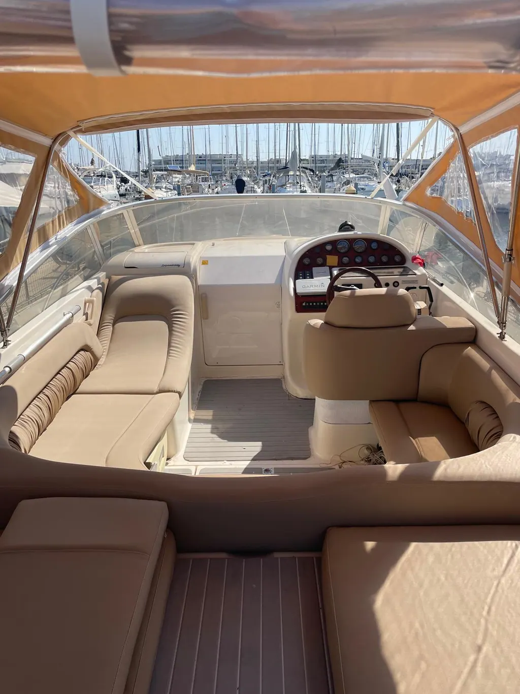Cockpit propre et préparé avant l’arrivée du propriétaire