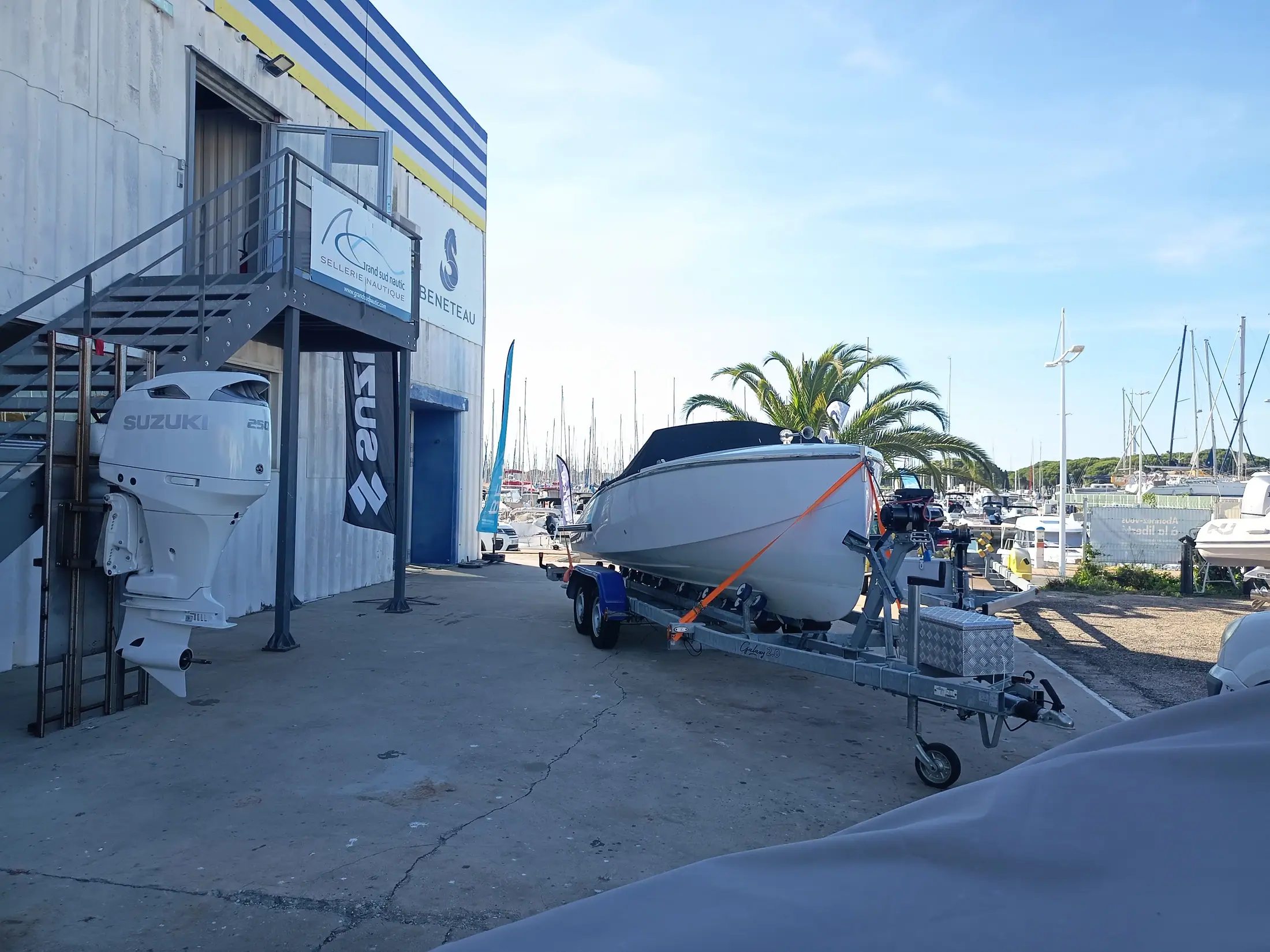 Bateau stocké à terre dans une zone technique