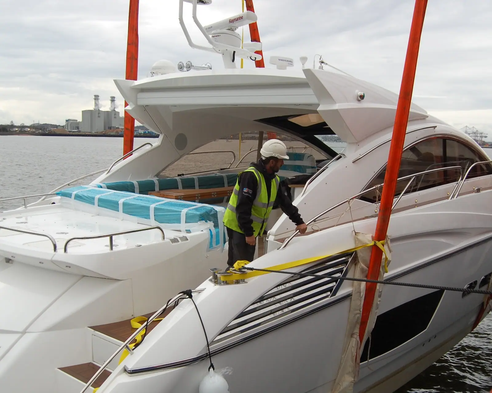 Livraison et manutention d’un yacht par grue