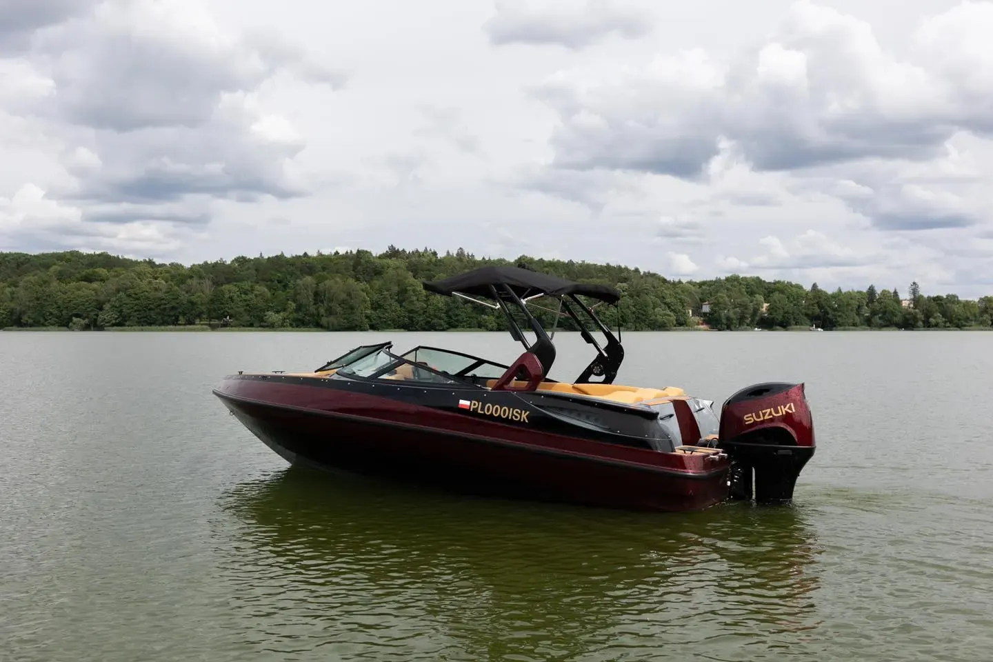 Bast Boat Cortina Sport 620 sur un lac