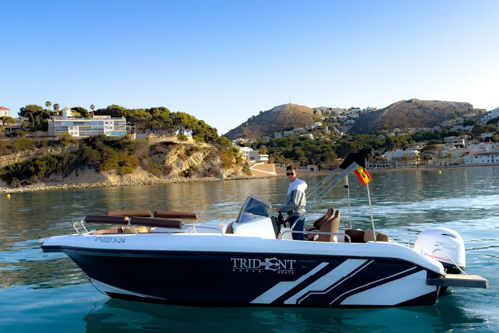 Trident Marine 630 Open au mouillage